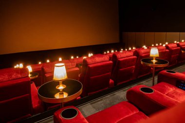 Hjorring, Danimarka 7 Haziran 2025 Koltukları, masa lambaları ve masaları olan lüks bir sinema..