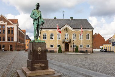 Nykobing Mors, Danimarka 8 Haziran 2025 Belediyesinin merkezi meydanı ve 1909 'dan kalma bir asker heykeli. Danimarkaca bir yazı: Mors vatandaşları bu heykeli 1909 yılında diktiler.