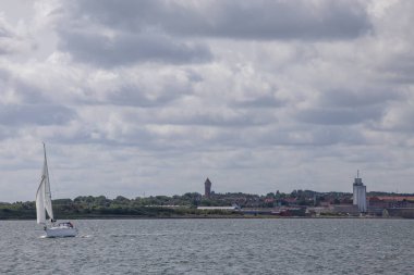 Struer, Danimarka 9 Haziran 2025 Limfjord 'da küçük bir yelkenli..