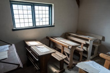 Ringkobing, Danimarka 9 Haziran 2025 Tarihi Tangshus 'ta sıraları ve sıraları olan eski bir okul binası.,