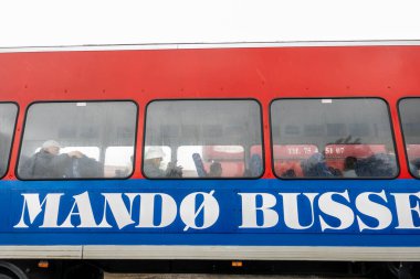 Mando, Danimarka 10 Haziran 2025 Wadden Denizi üzerinden Mando adasına giden Mando traktör otobüsüne binen insanlar.