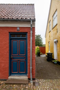 Ribe, Danimarka 10 Haziran 2025 Eski kasabada renkli bir ev ve kapı..