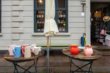 Ribe, Danimarka 10 Haziran 2025 Danimarka tasarım çanak çömleği eski bir kasaba dükkanında sergileniyor.