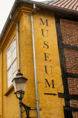 Ribe, Danimarka 10 Haziran 2025 Anold Turuncu Ev cephesinde Müze tabelası