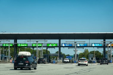 Nyborg, Stora Belt, Danimarka 11 Haziran 2025 Büyük Kemer Köprüsü 'ndeki gişeden geçen arabalar.