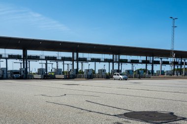 Nyborg, Stora Belt, Danimarka 11 Haziran 2025 Büyük Kemer Köprüsü 'ndeki gişeden geçen arabalar.