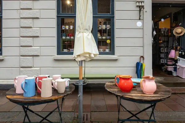 Ribe, Danimarka 10 Haziran 2025 Danimarka tasarım çanak çömleği eski bir kasaba dükkanında sergileniyor.