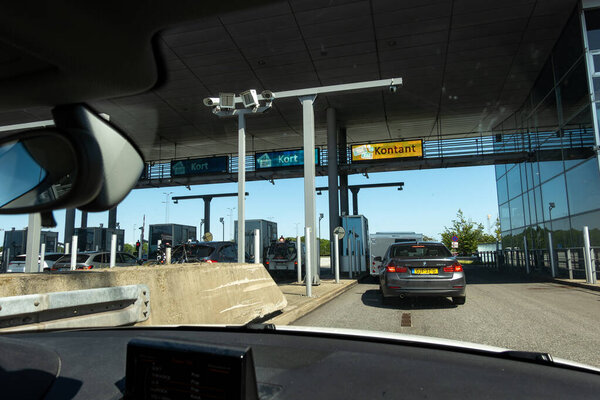 Нюборг, Дания 11 июня 2025 года - проезд через пункт оплаты на Большом Биржевом мосту.