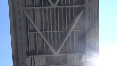 Stockholm, İsveç Vasterbron, Batı Köprüsü ve Riddarfjarden 'deki şehrin ufuk çizgisi. 