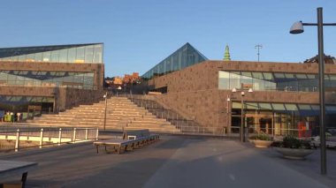 İsveç 'in Stockholm şehrinde 2025 yazında tamamlanan Slussen bölgesindeki basamakların ve yeni binaların manzarası.