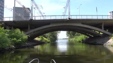 Stockholm, İsveç şehir merkezindeki dar ve yeşil Karlbergskanal 'da bir tekne geçiyor.. 