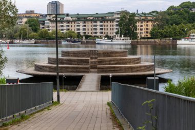 Stockholm, İsveç Hammarby Sjostad bölgesinde sudaki ahşap platform.