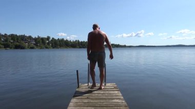 Stockholm, İsveç Açık bir yaz gününde bir adam Malaren Gölü 'nün berrak sularında yüzer.. 