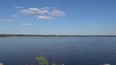 İsveç hareket halindeki bir arabanın el değmemiş Storsjn Gölü manzarası..  