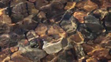 Berg, İsveç çakıl taşları ve kayalar el değmemiş bir gölün kıyısında. 