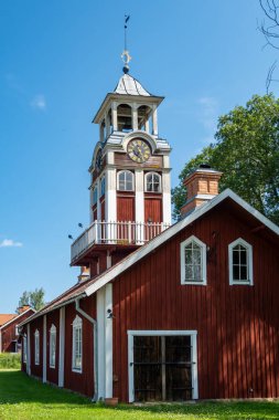 Alvkarle, İsveç Eski ahşap saat kulesi ve kırmızı ahşap kilise