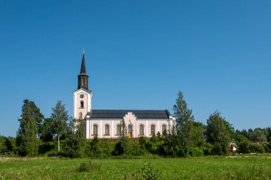 İsveç 'in Bergby şehrinde yaz mevsiminde Hamrnge Kyrka ya da Hamrnge kilisesi görülür..