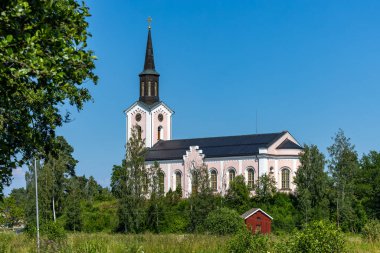Bergby, İsveç Gastrikland bölgesindeki Hamrange Kyrka ya da Hamrnge kilisesinin yaz manzarası.