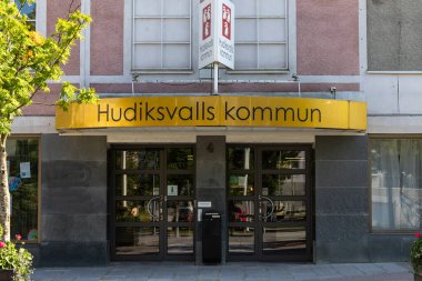 Hudikskvall, İsveç 15 Temmuz 2025 Hudiksvalls Kommun cephesi, girişi ve işareti,