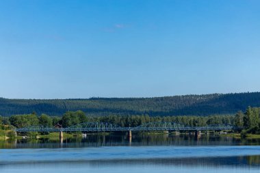 Ljusdal, İsveç Ljusnan Nehri üzerinde bir yol köprüsü.