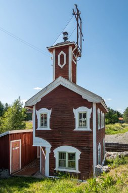 Hovermo, İsveç 15 Temmuz 2025 yol kenarındaki tarihi ahşap değirmen evi ve şimdi Hovermo Gardsmuseum 'un bir parçası..