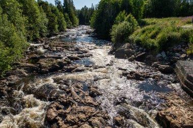 Hovermo, İsveç Storsjon gölünden akan küçük bir nehri olan kayalık bir arazi..
