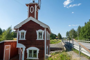 Hovermo, İsveç 15 Temmuz 2025 yol kenarındaki tarihi ahşap değirmen evi ve şimdi Hovermo Gardsmuseum 'un bir parçası..