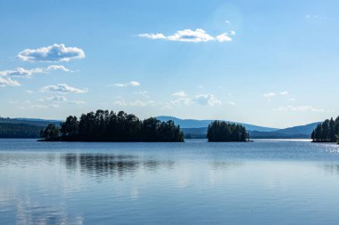 İsveç Indalslven Nehri ve günbatımında yansımalar.