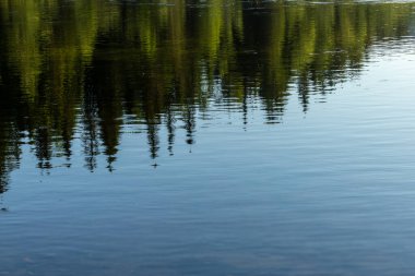İsveç Indalslven Nehri ve günbatımında yansımalar.