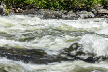 Tannforsen, İsveç. İsveç 'in en büyük şelalesi olan Tannforsen Şelalesi, Indalsalven Nehri kıyısında..