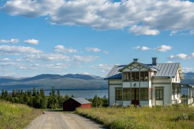 Klocka, İsveç 16 Temmuz 2025 Annsjon gölü ve manzarası üzerinde geleneksel Viktorya tarzı bir ev.