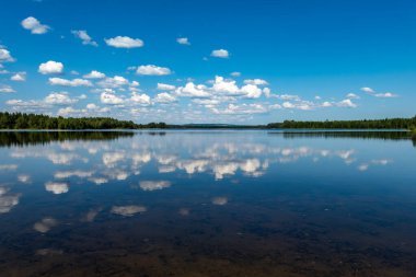 Nastelns, İsveç Nastelns Gölü 'nün tatlı sularında gökyüzü ve bulut yansıması.