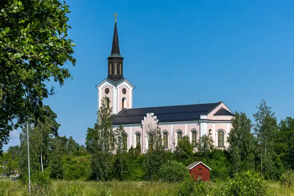 Bergby, İsveç Gastrikland bölgesindeki Hamrange Kyrka ya da Hamrnge kilisesinin yaz manzarası.