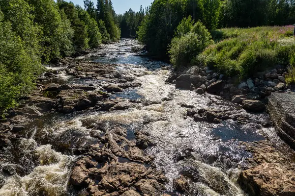 Hovermo, İsveç Storsjon gölünden akan küçük bir nehri olan kayalık bir arazi..