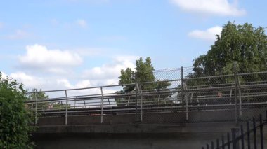 Stockholm, İsveç. Yükseltilmiş bir Stockholm metro treni Brommmaplan istasyonundan geçiyor..