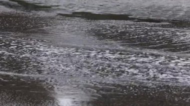 Stockholm, İsveç Şiddetli yağmuru yaz fırtınası ve drenajında sıcak kaldırıma yağar. 