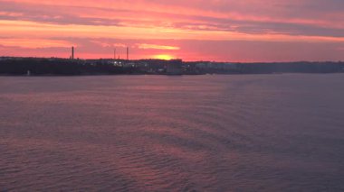 Nynshamn, İsveç: Baltık Denizi yaz günbatımında bir feribottan görüldü.