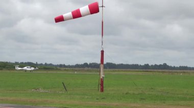 Ventspils, Letonya Ventspils lidosta havaalanından küçük bir motor uçağı kalkıyor.. 
