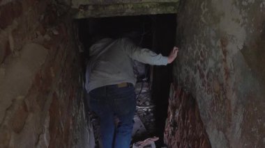 Irbene, Letonya. Bir adam terk edilmiş Sovyet apartmanlarını araştırıyor..