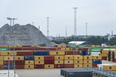 Nynashamn, İsveç 28 Temmuz 2025 Stockholm Norvik Limanı Limanı 'ndaki konteynırlar.