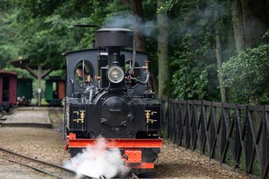 Ventspils, Letonya 29 Temmuz 2025 Demiryolu Müzesi 'nde eski bir buhar lokomatifine binen insanlar.