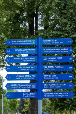 Ventspils, Letonya 29 Temmuz 2025 Mavi yönlü sokak işaretleri şehir merkezini gösteriyor.