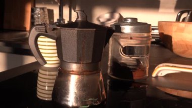 Cagliari, Sardinya, İtalya Kahve ocağında bir espresso makinesinde demleniyor..