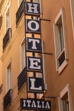 Cagliari, Sardinya, İtalya 5 Ağustos 2025 Büyük bir tabelada otel cephesinde Hotel Italia yazıyor.