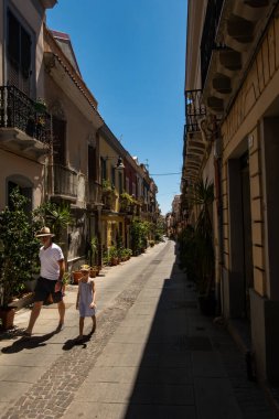 Cagliari, Sardinya, İtalya 5 Ağustos 2025 San Benedetto bölgesinde yürüyen yayalar.