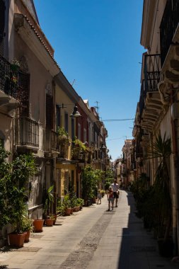 Cagliari, Sardinya, İtalya 5 Ağustos 2025 San Benedetto bölgesinde yürüyen yayalar.