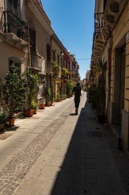 Cagliari, Sardinya, İtalya 5 Ağustos 2025 San Benedetto bölgesinde yürüyen yayalar.