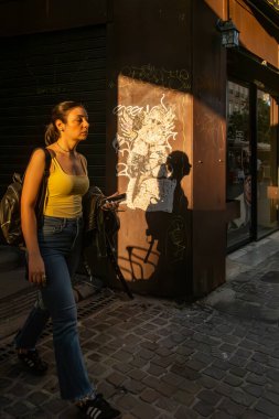 Cagliari, Sardinya, İtalya 5 Ağustos 2025 Eski Şehir 'de batan güneşte bir kadın yürüyor.