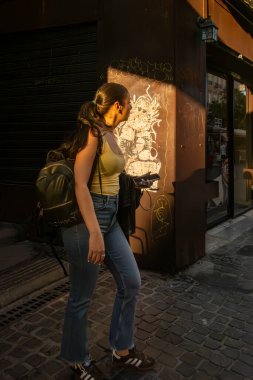 Cagliari, Sardinya, İtalya 5 Ağustos 2025 Eski Şehir 'de batan güneşte bir kadın yürüyor.