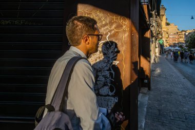 Cagliari, Sardinya, İtalya 5 Ağustos 2025 Eski Şehir 'de bir adam batan güneşte yürüyor.